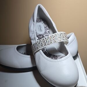 SoftWalk White Shoes with Black Patterned Insole